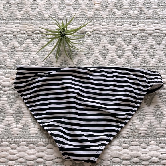Old Navy | B&W Stripped Bikini Bottom (M) - Picture 2 of 3